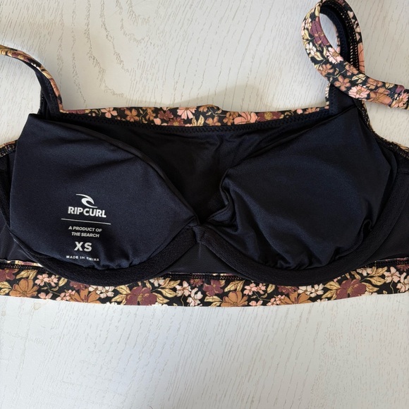 Rip Curl Black and Floral bikini top with underwire - Picture 5 of 5